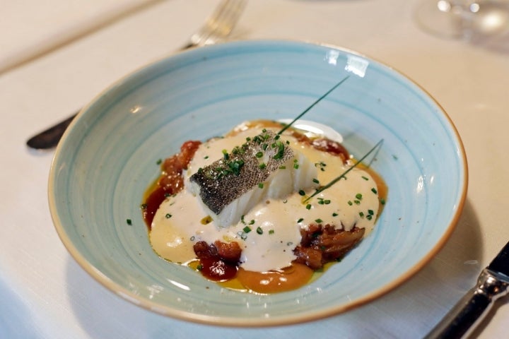 Bacalao confitado sobre texturas de tomate.