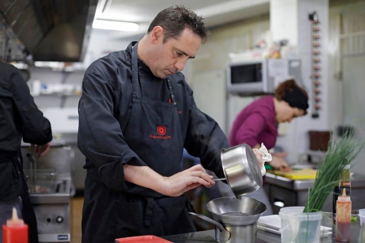 El cocinero es setero y aficionado a la caza menor y a la pesca.