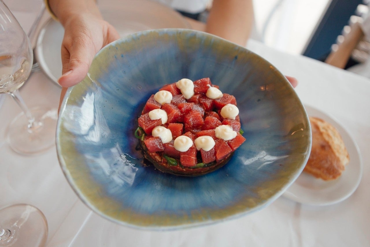 Tartar de atún rojo (bluefin) Balfegó con tomate, alga 'wakame' y 'kewpie', mayonesa japonesa.