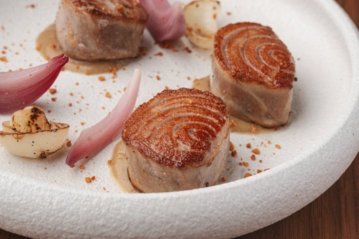 Plato de morrillo braseado del restaurante Surtopía (Madrid).