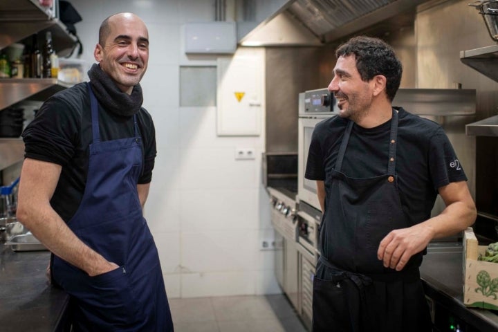 Javier García -a la dcha.- y Javier Lafuente -a la izq.- se conocieron en la cocina de Josean Alija.