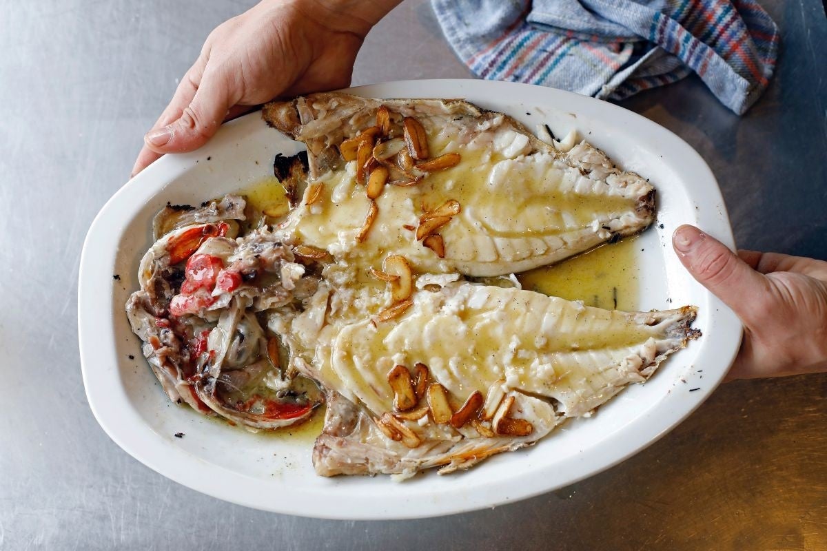 Pasar por Orio (o cerca) y no probar un plato de besugo al estilo Orio, en el 'Bodegón Joxe Mari', es un delito. Aquí comenzó la leyenda.