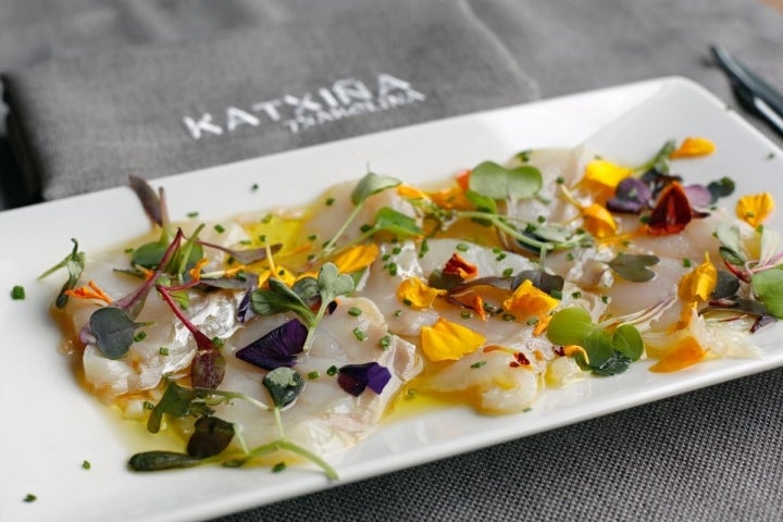 Un plato de bacalao laminado del restaurante y boega 'Katxiña', en Orio (Guipúzcoa).