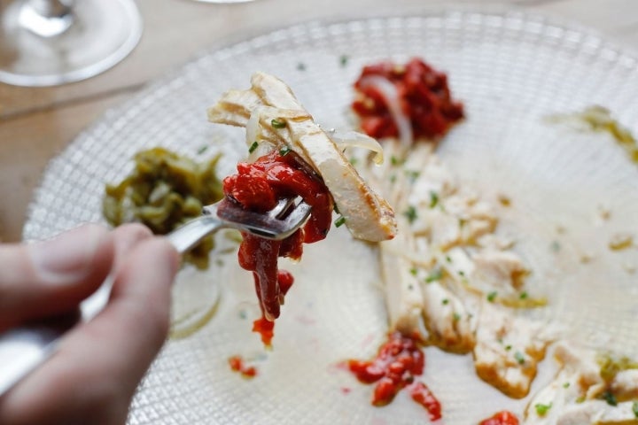 Plato del restaurante y bodega 'Katxiña' el bonito con pimientos, en Orio, Guipúzcoa.