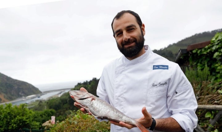 René Campillo, cocinero de 'San Martín' muestra uno de los besugos que cocinan en Orio (Guipúzcoa).