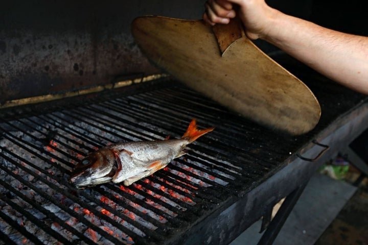 Un besugo directamente a la parrilla, en el Bodegón Joxe Mari, en Orio, Guipúzcoa.