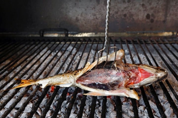 Vista del interior de un besugo a la parrilla en el 'Bodegón Joxe Mari', en Orio (Guipúzcoa).