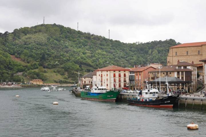 Vista de Orio (Guipúzcoa) y los barcos pesqueros.