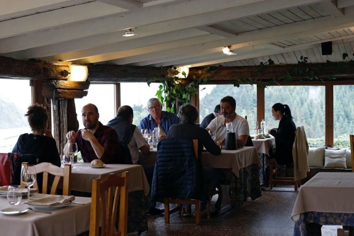 Ambiente en el interior de la sala del restaurante 'San Martín', en Orio, Guipúzcoa.