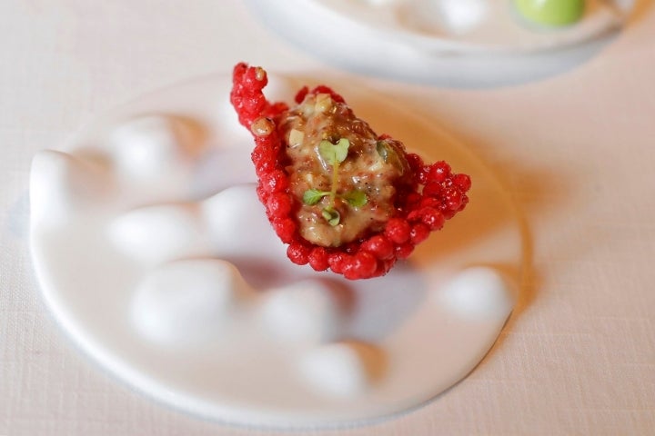 'Snack' de tapioca de remolacha y 'steak tartar'.