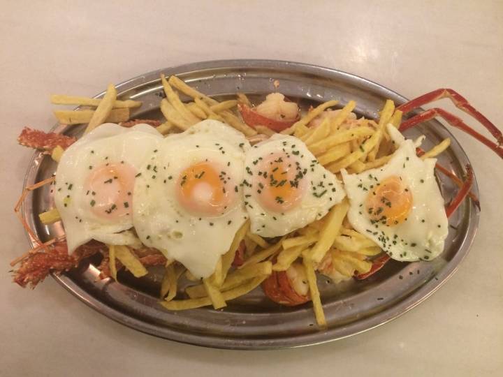 Langosta con patatas y huevos. Foto: 'Café Balear'.