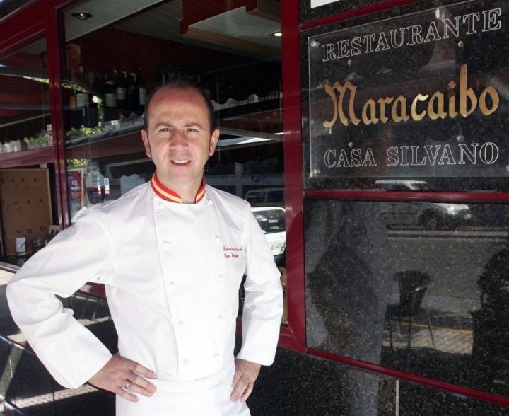 Oscar Hernando en la puerta de su restaurante.