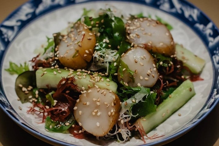 Vieiras Tsunomono con algas y sésamo. Foto: Instagram 'Mr. Chu'.