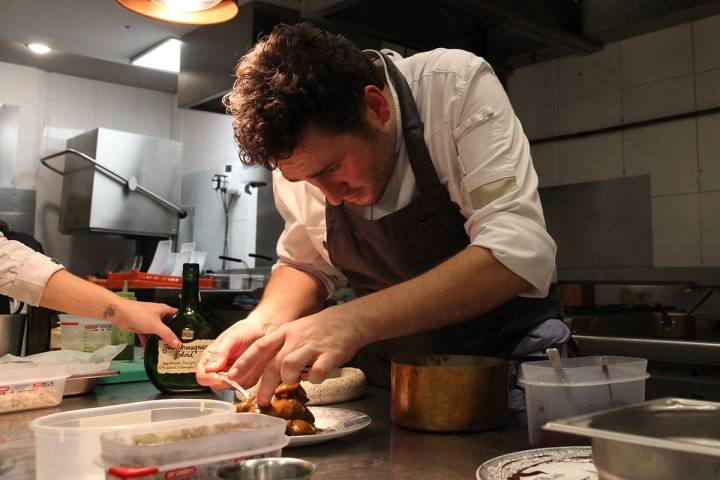 Ismael Iglesias, en la cocina de 'Rita'.