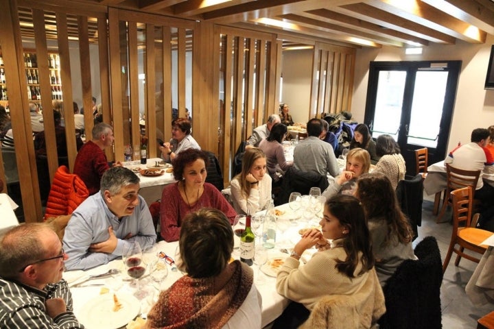 El comedor ha sido renovado hace poco tiempo y tiene capacidad para 80 personas.