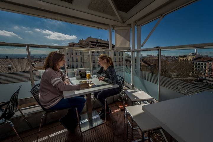 Dos mujeres sentadas en la terraza de Casa Granada