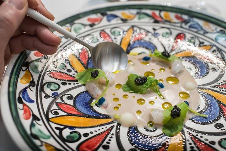 Quisquilla al natural, fondo de anchoa y caviar, del restaurante 'Noor', en Córdoba (3 Soles Guía Repsol).