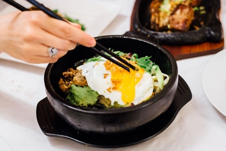 Plato de Bibim bap del restaurante coreano San Kil, en Barcelona.