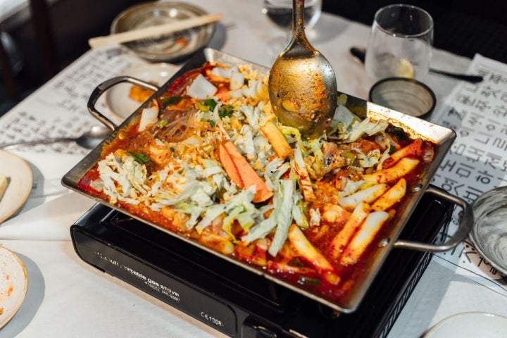 Plato de Dak kalvi, o muslo de pollo marinado salteado con salsa picante del restaurante coreano Soban, en Barcelona.