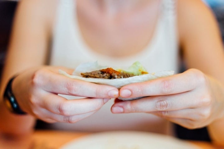 Un Bulgogi o ternera con salsa coreana envuelto en una hoja de lechuga del restaurante Seoul, en Barcelona.