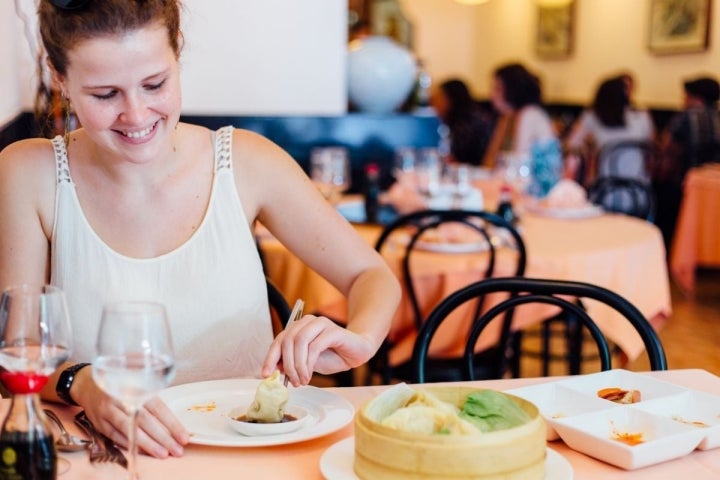 Una comensal come Chin, empanadillas al vapor rellenas de carne y verduras en el 'Seoul'.