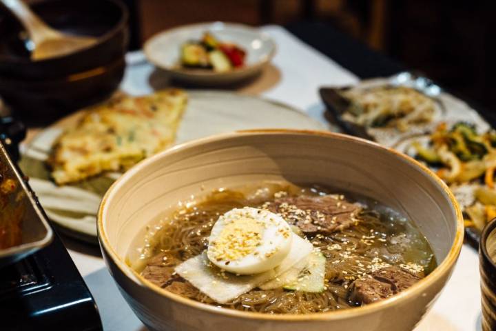 Plato de Mul naegmyon, un plato frío del restaurante coreano Soban, en Barcelona.