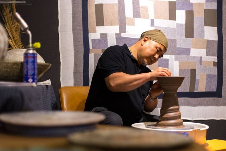 Young Eum Cho, cocinero y ceramista, creando la vajilla del restaurante coreano Soban, en Barcelona.