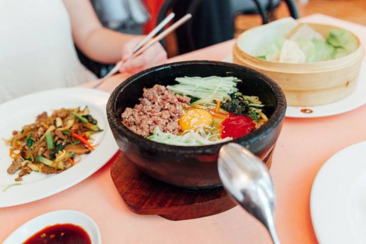 El plato Bibimbap o arroz con ternera y verduras, huevo y salsa picante del restaurante coreano Seoul, en Barcelona.