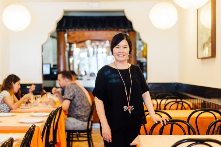 Hyunok Kim posando en el interior del restaurante coreano 'Seoul', en Barcelona.