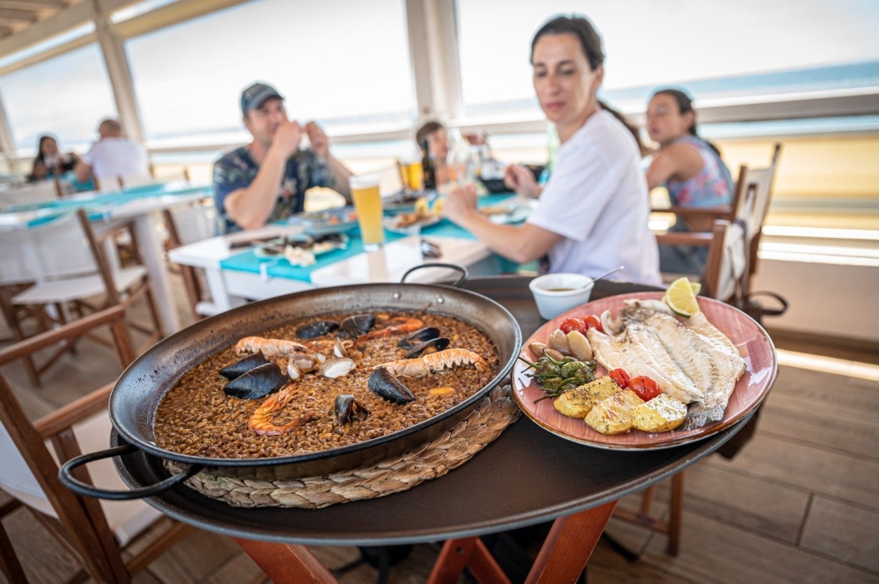 Coma-ruga 01/05/23 – Actividad de Windsurf con la Escuela de Vela del Club náutico de Coma-ruga. Comida en el Restaurante La Calma Salada y aguas termales de Coma-ruga. Mañana del lunes. AUTOR: MANU MITRU