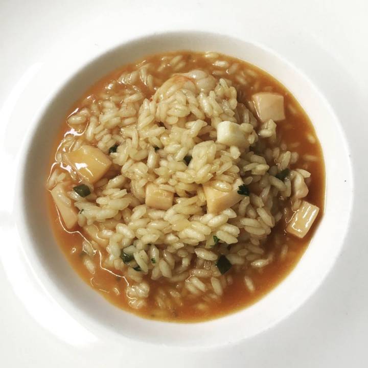Si te apetece un plato con sabor a mar, no dudes en probar este arroz con calamares y camarones. Foto: Facebook