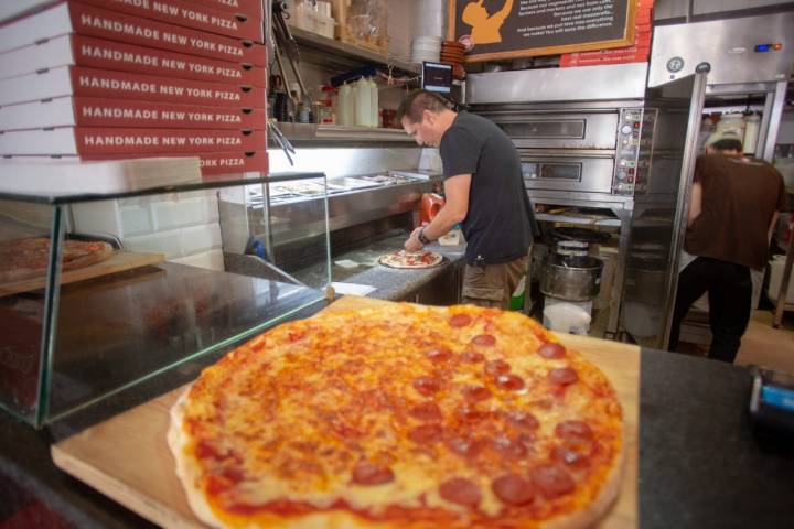 En tan solo siete años James ha abierto más locales y es referente entre los pizzeros de Rota.