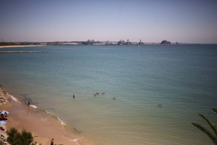 Desde la playa se observa la Base Naval.