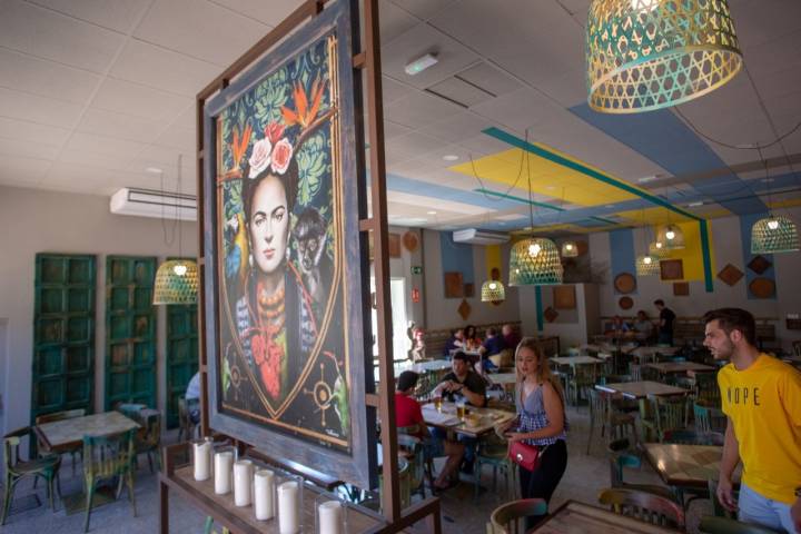 Un local amplio donde no podían faltar los colores vistosos y la imagen de Frida Kahlo.