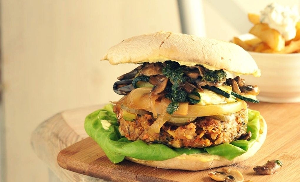 Hamburguesas veganas de verduras, avena, cachuete y manzana. Foto: Viva Burger.