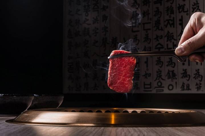 Los suculentos cortes de carne japonesa sobre la parrilla. Foto: 'Yakiniku Rikyu'.