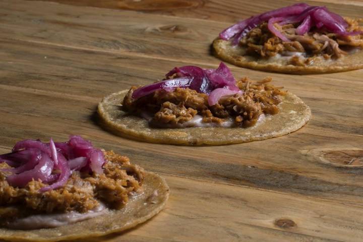 Tacos cochinita en 'DF Bar', el bocadillo más picante. Foto: Facebook 'DF Bar'.