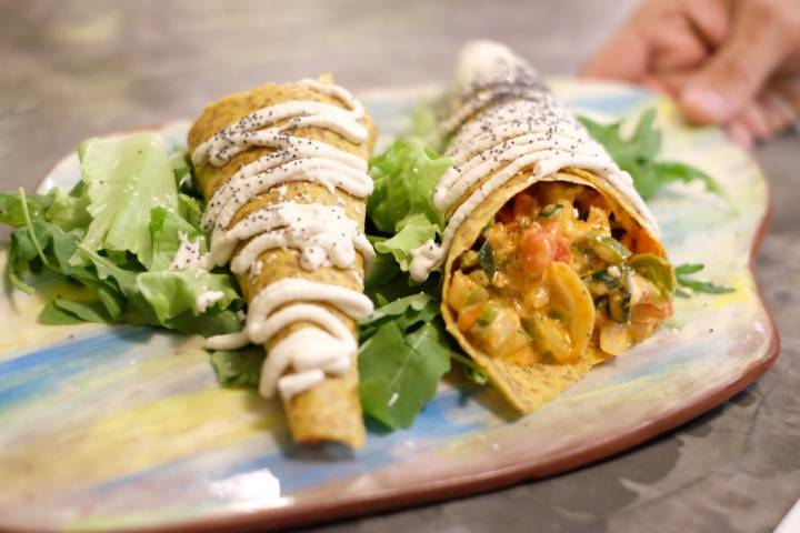 Tacos 'thai' con soja texturizada, pimiento, cebolla y col china.