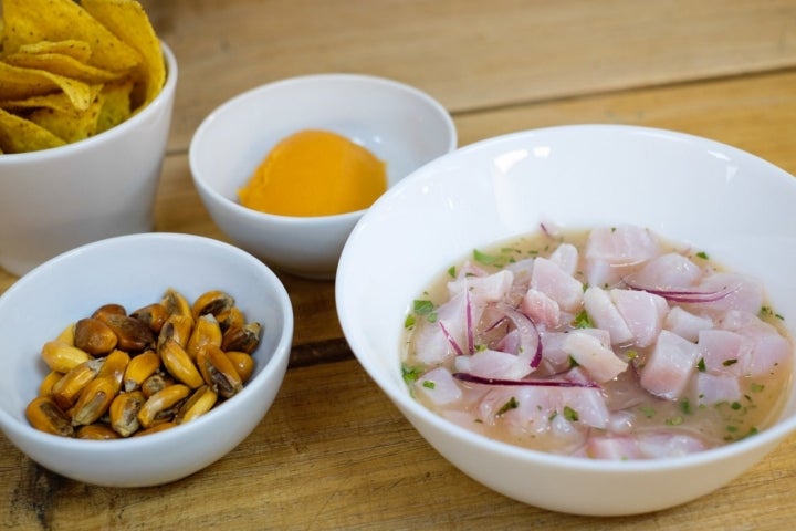 Ceviche ecuatoriano con salsa de tigre en 'El Mono de la Pila'.