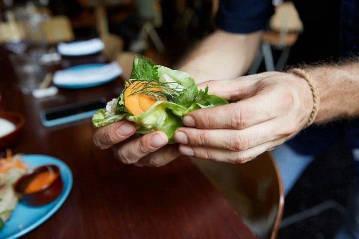 Pégale un buen bocado a este 'nem ram' (rollitos de cerdo con cilantro).