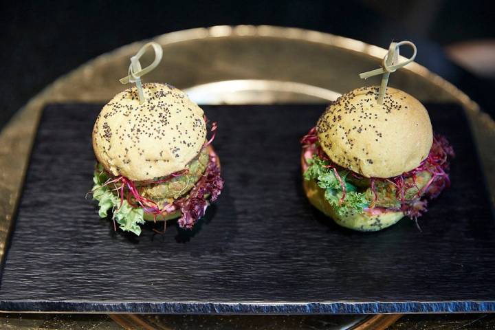 Un hallazgo magnífico: las mini-hamburguesas de lentejas con veganesa de remolacha.