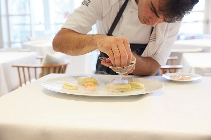 Preparando 'Nuestro lenguado meunière'.