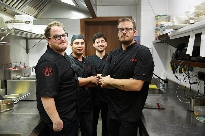 El joven equipo de cocina del 'Trafalgar by Casa Lolea'.