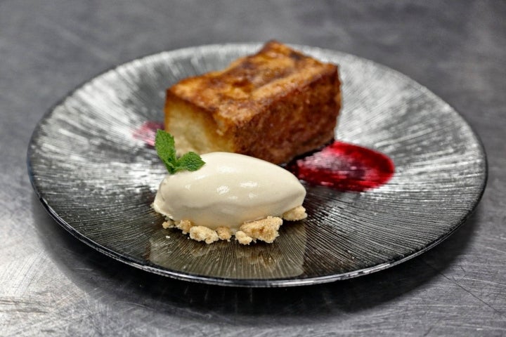 Esta apetecible torrija caramelizada con helado de canela es uno de los postres más afamados del local.