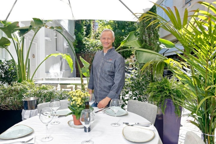 El chef, Jesús Almagro en la luminosa terraza del local.