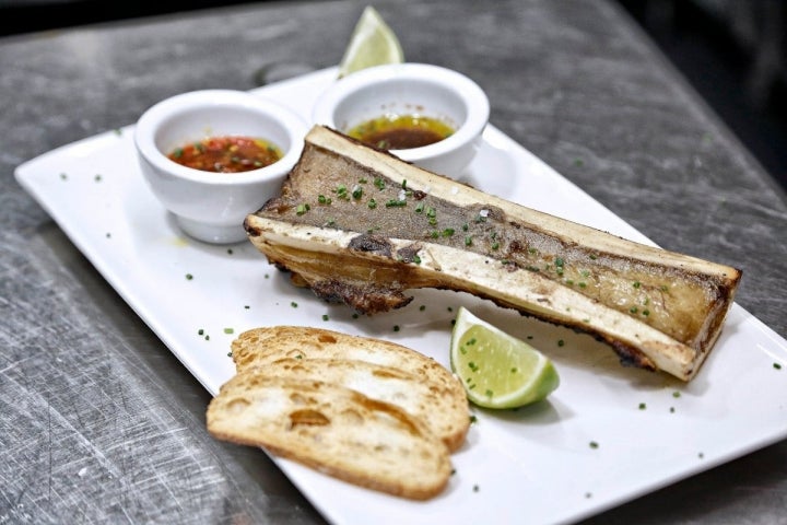 Tuétano a la brasa con sus chimichurris.