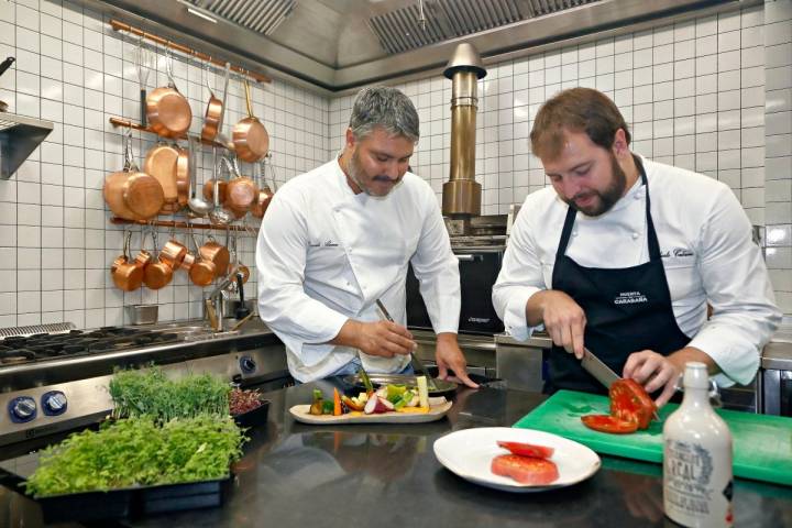 Roberto Cabrera y Ricardo Álvarez trabajando en la cocina.