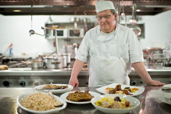 Enrique Alcalá en la cocina de su restaurante en Calaceite, ‘Fonda Alcalá’.