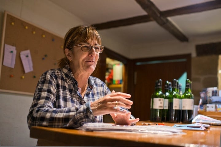 Lola se encarga de que no falte nada en la sala del restaurante 'Fonda Angeleta'.