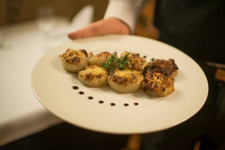 Cebollas rellenas de carne y especias al gratén del restaurante 'Matarraña'.